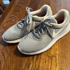 Nike Tanjun Women’s Size 9.5 Grey 812655-010 Lace Up Sneakers